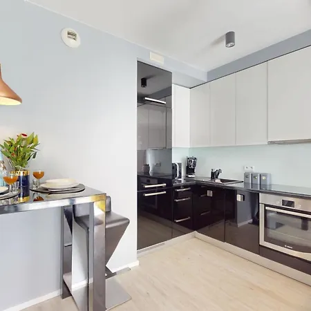 Golden Hour Rose - Kurkowa 14 ヴロツワフ